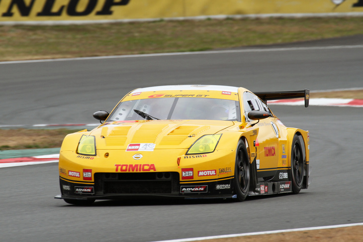 2010年のSUPER GTのGT300に、長谷見昌弘率いるハセミモータースポーツから星野一樹／柳田真孝の2世ドライバーのペアで参戦、最終戦で優勝して見事シリーズチャンピオンを獲得した「トミカZ」（Z33）。