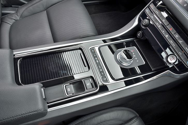 トランスミッションは8段AT。走行モードは円柱形のシフトセレクターの手前のスイッチで、「ダイナミック」「ノーマル」「エコ」「ウインター」から選べる。