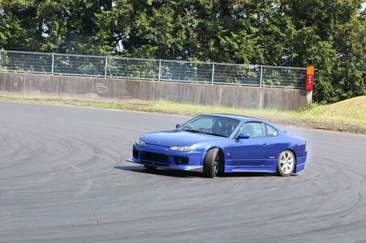 ドリフトコースでは、S15型「日産シルビア」限定のドリフト大会も開催され、S15とドリフトを愛するオーナーたちの熱い戦いが展開。かつてドリフトに熱を上げた観覧者も多かったようで、参加者の走りに熱心に見入る姿が印象的だった。