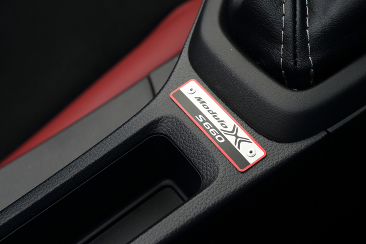 センターコンソールには、アルミ製の「Modulo X」ロゴ入りプレートが添えられる。