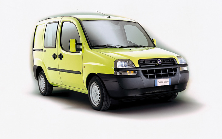 映画『帰ってきたムッソリーニ』で、かつての独裁者が乗る初代「フィアット・ドブロ カーゴ」。これは初期型だが、劇中では後期型が用いられている。