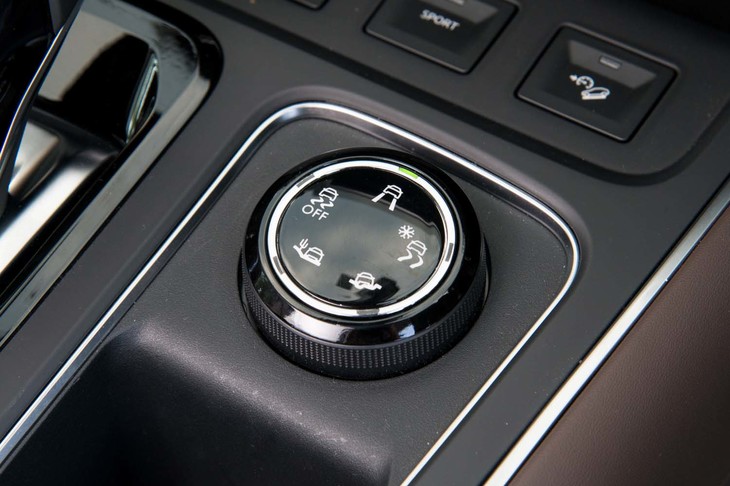 駆動方式はFFとなる「C5エアクロスSUV」だが、路面状況に応じて「マッド」「スノー」「サンド」にモード切り替えできる「グリップコントロール」が搭載されている。