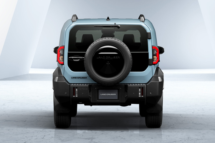 「ランドクルーザー“FJ”」のリアビュー。搭載されるパワーユニットは、「2TR-FE型」の2.7リッター直4ガソリンエンジンで、最高出力163PS、最大トルク246N・mを発生。