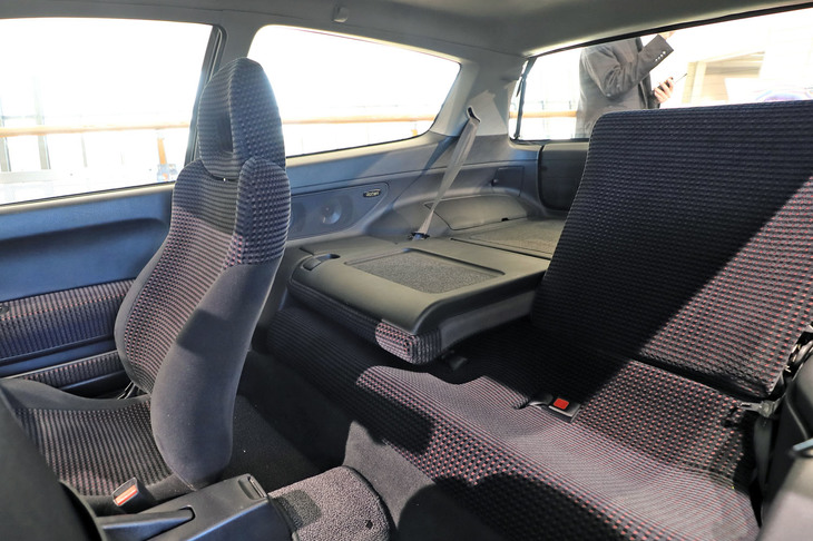 クルマのキャラクターは変わったものの、機能的なシート構造は健在。リアシートを倒すと、シートバックと荷室の床面がフラットにつながる設計となっていた。