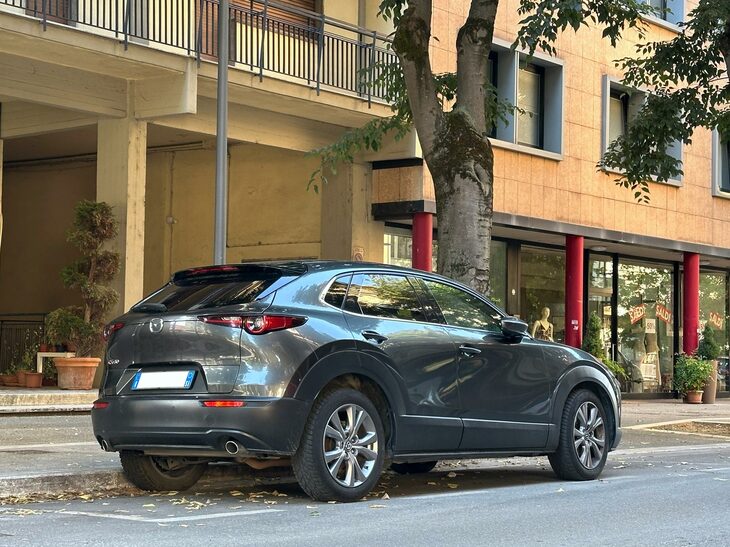 「マツダCX-30」。2025年夏シエナ郊外で撮影。