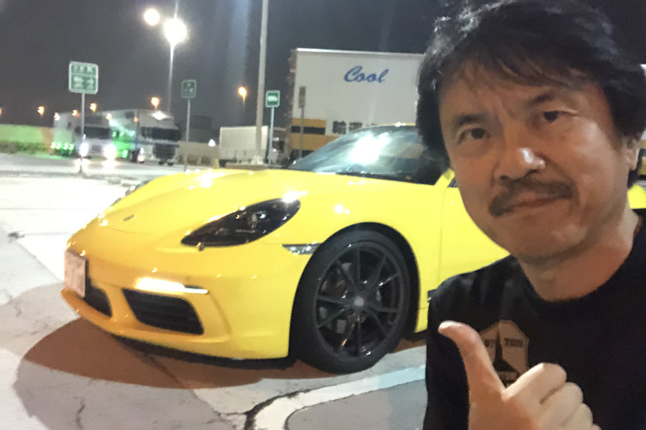 「718ボクスターT」の顔は、どこからどう見てもポルシェそのもの！ きっと一般人は「911」と見分けがつかない。夜の首都高をポルシェのオープンモデルで流せるなんて、サイコーではないか！