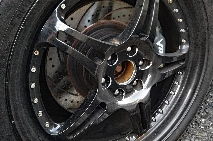 筑波サーキットのコース1000で豪快なオフロード走行を敢行した記者と「バイパー」。アクセルを踏み続けてグラベル脱出には成功したが、その代償としてHREのセンターキャップをひとつ失った。