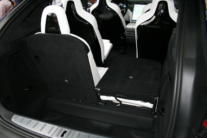 荷室容量は6シーターレイアウトで2180リッターが確保可能。