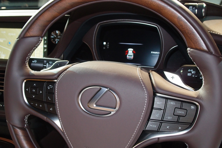 LS500h（ステアリングホイール）