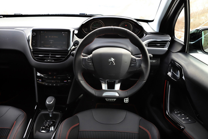 インテリアでは、各所に施された赤いステッチが「GTライン」の目印である。