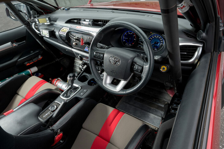 「ハイラックス」の試乗車は、「XCRスプリントカップ北海道」でタイのチームがドライブしていたラリー車両。ハイラックスでのラリー参戦は費用が抑えられる（なにせタフで壊れないのだ）とのことで、近年盛り上がりをみせているという。