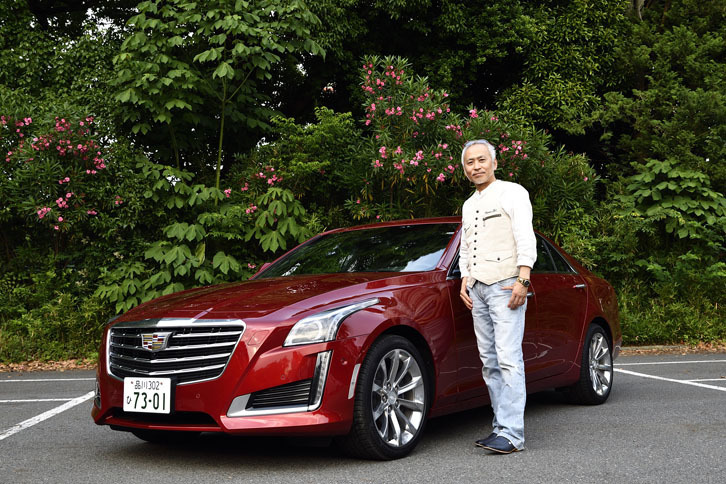 ペーパーアーティストの太田隆司さんと新しい「キャデラックCTS」。
