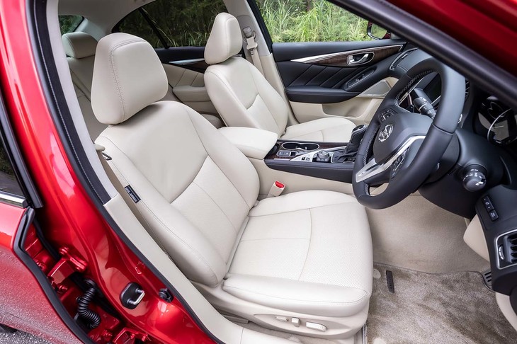 「GT Type SP」グレードには電動本革シートが前席に標準装備される。