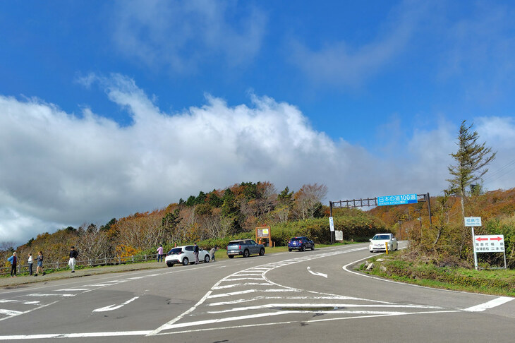 磐梯吾妻スカイラインの入り口にて。写真左側は絶景を楽しめる展望台となっていたのだが、スマホ写真ではそのスケールを写しきれなかったので、こちらの青空でご容赦を。
