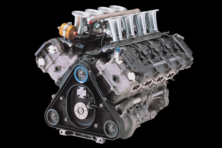 ヤマハのレーシングエンジン「OX77」。ヘッドカバーに書かれた「COSWORTH」「YAMAHA」の文字に注目。