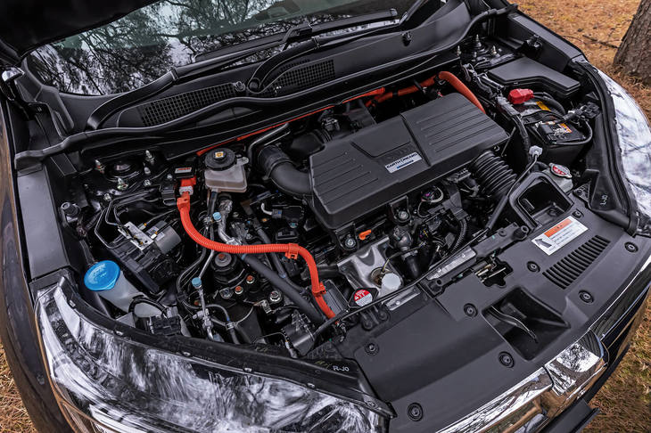 ハイブリッド車に搭載されるエンジンは基本的に発電用で、高速巡航時のみクラッチがつながり、タイヤを駆動する。