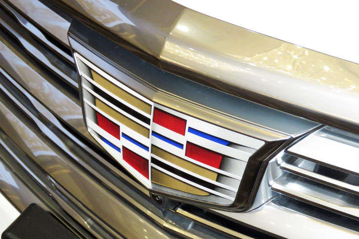 フロントグリルを飾るキャデラックのエンブレム。