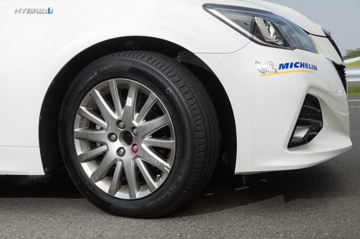 「トヨタ・クラウン」に装着された「プライマシー4」。製品名にも表れている通り、「プライマシー」シリーズとしては第4世代の製品となる。