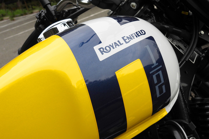 燃料タンクには650ccの排気量を表す「6 1/2」という文字が書かれている（描かれている？）とのことだが……。言われてみると、そのように見えなくもない、かも。