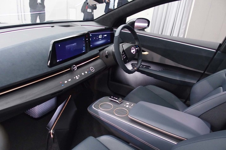 「ニッサン アリア コンセプト」のコックピット。