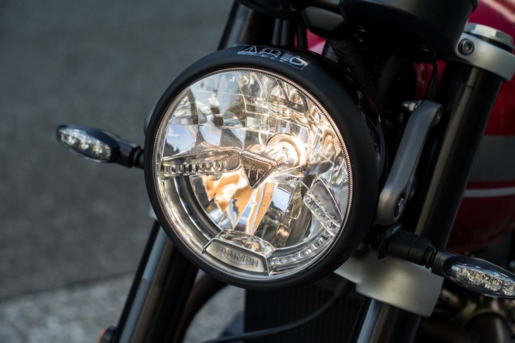 ブラック塗装を施されたヘッドランプと小ぶりなウインカーがスポーティーなムードを醸し出す。