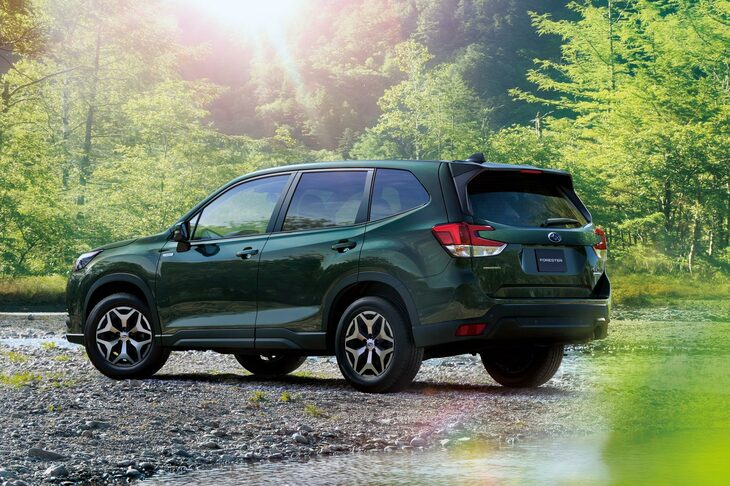 車両価格が300万円を切る「ツーリング」だが、駆動方式は4WDでちゃんと「アイサイト」が付き、ステアリングホイールもシフトセレクターも革巻き……と、廉価モデル的な安っぽさはない。