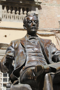 ジャコモ・プッチーニ像。イタリア・トスカーナ州ルッカの生家前で。