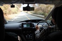 パフォーマンスダンパーによりミニバンの車内の振動が抑えられていることは、ヘッドレストやシートのサイドサポートに触れてみるとよくわかる。後席でも同様。ノイズ（騒音）も低減しているように思われた。