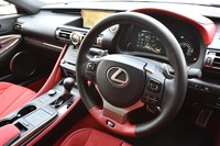 「RC F“パフォーマンスパッケージ”」では、ステアリングコラムの操作系を電動式ではなく手動式とすることで600gの軽量化が図られている。