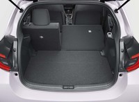 荷室のフロアは、5人乗車時で幅1000mm×奥行き630mm。後席を倒すことで長尺物に対応する。