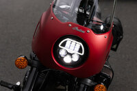 「スポーツチーフ」の特徴であるクオーターフェアリング。ヘッドランプは今日のインディアンではおなじみのフルLED式だ。