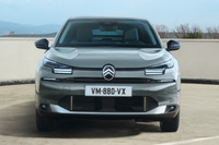 シトロエン創業時のロゴをオマージュした新しいシトロエンバッジをフロントのセンターに配置。3つのセグメントに分割された特徴的なライトシグネチャーが目を引く。