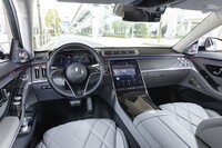 インテリアカラーは試乗車の「シルバーグレー×ブラック」のほかに黒と白、茶も選べる。各種トリム類など、ぜいを尽くした仕立てだ。