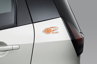 ボディーサイド後方とバックドアにビームスのロゴが備わる。