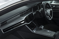 タッチパネルの採用により、多くのボタン・スイッチ類が廃されたインテリア。センターコンソールはドライバー側に傾けられている。