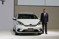 八郷隆弘社長と新型「フィット」。