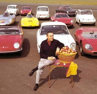 
	アバルトの創業者であるカルロ・アバルト（1908-1979年）と、その手になる珠玉のコンプリートカー。傍らに添えられたリンゴの山は、彼が不摂生からレーシングカーに乗れなくなった際、リンゴダイエットで減量に成功したエピソードにちなむもの。
	