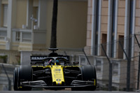 レッドブル時代には“モナコ・スペシャリスト”として狭い市街地コースで大暴れしたダニエル・リカルド（写真）。前年ポール・トゥ・ウィンを飾った思い出の地で、今度は中団チームのルノーを駆り予選7位、ガスリーの降格ペナルティーで6番グリッド。レースではスタートで5位に上がるも、早めのピットストップ作戦がうまくいかず9位。モナコでトップ5以内を取れなかったのは、2014年に始まったターボ・ハイブリッド規定下で初めてのことだった。（Photo=Renault Sport）