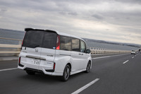 高速道路を行く「ステップワゴン モデューロX」。ボディーカラーはプラチナホワイト・パール（写真）のほか、プレミアムスパークルブラック・パール、オブシダンブルー・パールが選べる。