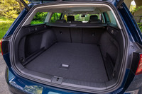 荷室容量は5人乗車時で639リッター。後席をたためば最大で1769リッターのスペースに拡大できる（VDA計測値）。足の動きで作動するイージーオープン＆クローズ機能付き「オートマチックテールゲート」が全車に標準装備となる。