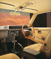 オーバーヘッドコンソールやタコメーターを備えた「エテルナΣエステートバン2000スーパーエステート」（3段AT仕様）のコックピット。三菱が先鞭（せんべん）をつけたチルトステアリングは標準で、パワーステアリングはオプションだった。