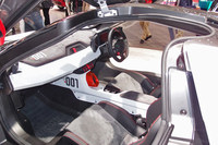 「ラセモ」のドアはルーフの一部を兼ねているため、開口部は大きく、乗降性に優れる。