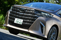 逆スラントのグリルによって先代モデルよりも迫力を増したフロントマスク。ヘッドランプの下のデイタイムランニングライトはグリルと連続した意匠になっており、ウインカーも兼ねている。