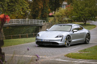 800Vのシステム電圧を採用している「ポルシェ・タイカン」。電圧は滝の高さであり、電流は川の水量であるという概念を学んだ。