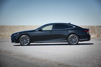 新型では4ドアクーペ風のデザインを採用した。なだらかな弧を描くルーフラインが美しい。