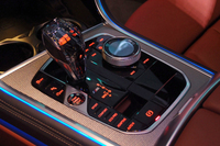 センターコンソール部。クリスタル製のシフトノブが目を引く。