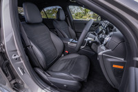 「レザーARTICO／DINAMICA」表皮で仕立てられたシートは、「AMGライン」に含まれるオプションアイテム。AMGラインの内装色は、ブラックのみの設定となっている。