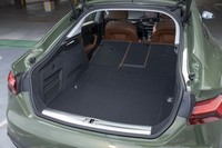 後席の背もたれを倒した様子は写真の通り。ステーションワゴン顔負けといえるほど使いでのある広さだ。