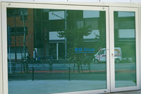 入り口のガラスは、通常は調光フィルムによって白く目隠しされているが、キーを持った人が近づくと透明になって出迎えてくれる。