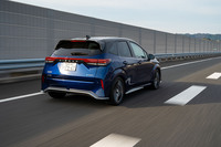 足まわりはバネレートを強化するなどした専用セッティング。スタンダードな「ノート オーラ」よりも車高が20mm下がっている。